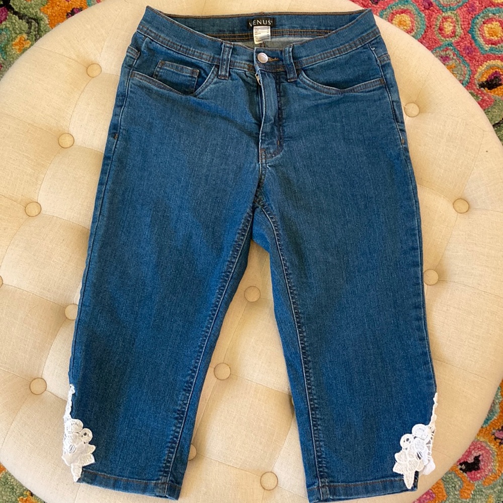 VENUS Capris with Appliqués